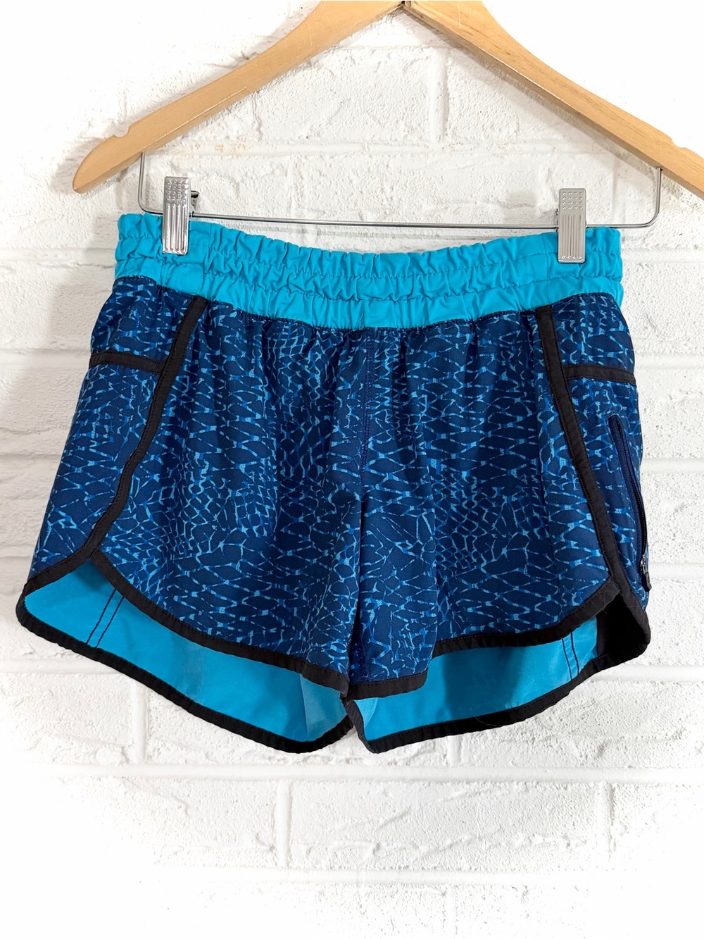 Lululemon Tracker Short III Samba Snake Kayak Blue Hero Blue / Kayak Blue Size 6